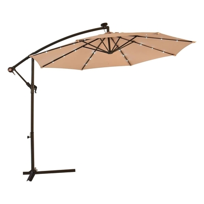Um guarda-chuva de jardim de aço com manivela e tampa à prova d'água de tamanho 2,7 m
