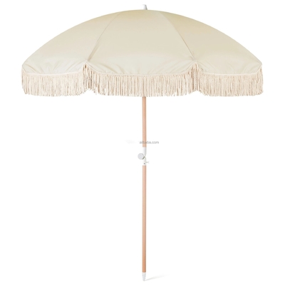 Um guarda-chuva portátil de 8 pés com franja amarela e poste de madeira